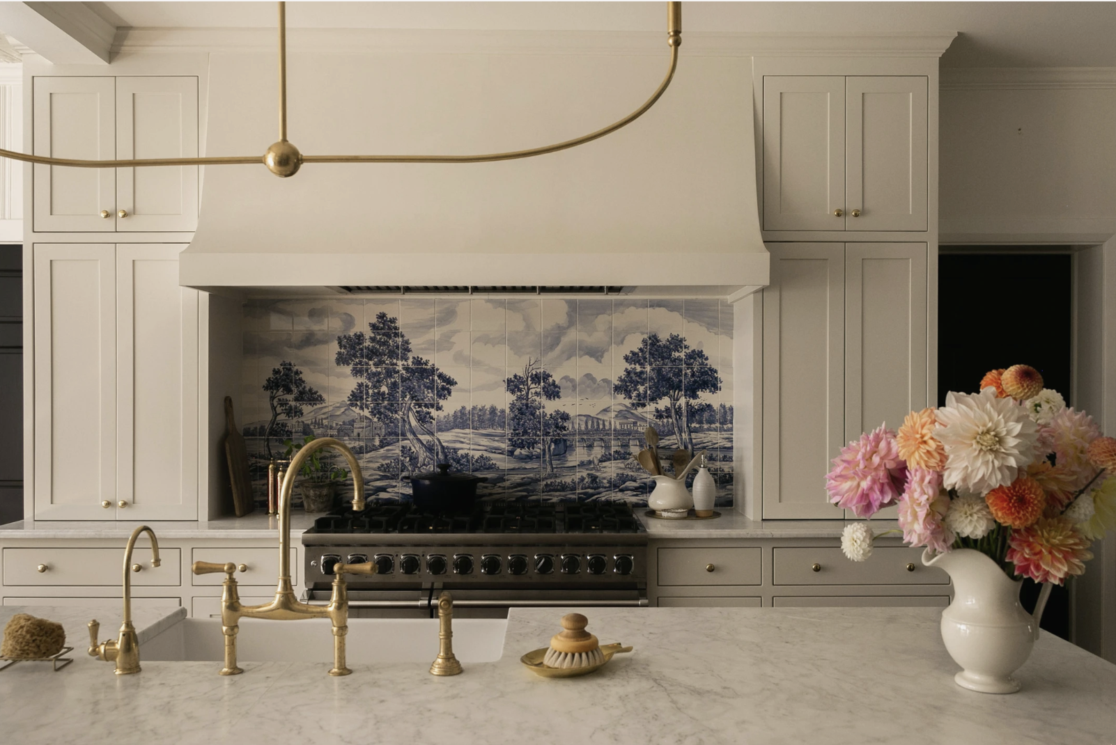 When it comes to kitchens, we spend a lot of time thinking about the usual things. White or stainless appliances? Wood or white cabinets? Wood or tile floors? Beyond the basics, there are so many ways to make the heart of the home warm, welcoming and absolutely you. Take a peek at 10 of our favorite ways to create stylish kitchens! - Carley Summers