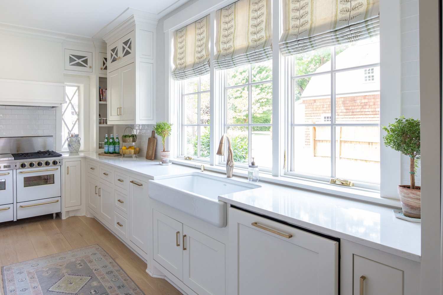 white kitchen -Designer : EH Interiors INSTAGRAM: @eh_interiors Photography Kristen Mayfield 
