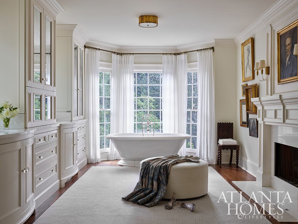 This gorgeous Atlanta home by revamped by architect T. Blake Segars and designer Phoebe Howard is the right combination of old meets new, - Emily Followill Photography