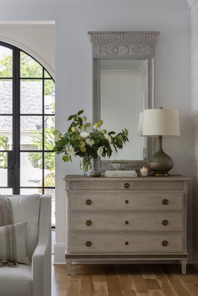 Now, we're back with another stylish home from this talented team that is one for the books, one that speaks to the very heart of the chic gorgeousness and soothing yet utterly chic simplicity that we're always hoping to achieve. Photographed by Heather Ison  Styled by Ashley Hotham Cox
