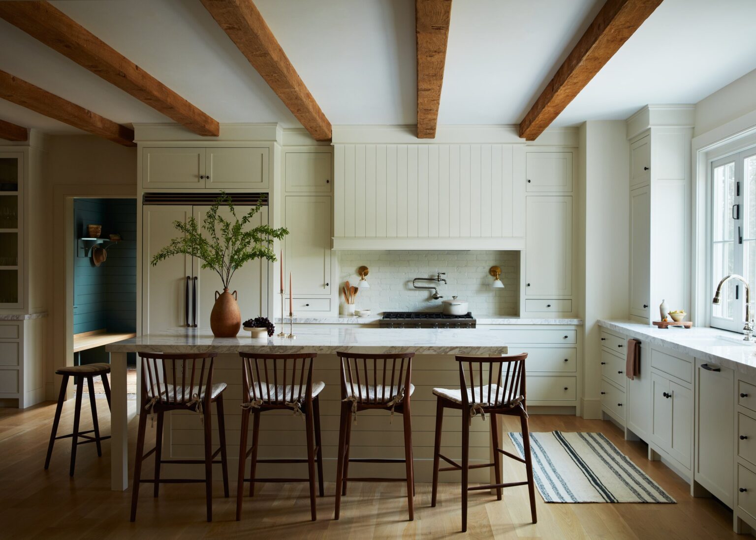 10 Stunning Kitchen Designs that are Warm and Inviting - Design Chic