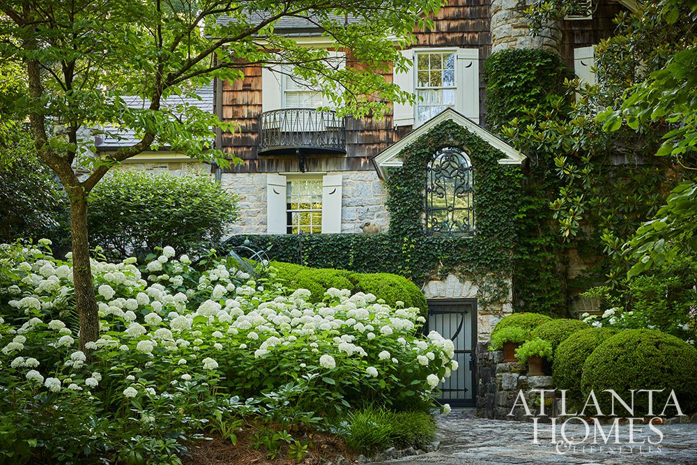With the days getting (gloriously!) longer, sunnier and warmer, all we want to do is be outside! Now is the perfect time to get our gardens in tip top shape for summer. It’s only a few weeks away, after all. Take a peek at the stunning home and garden of Designer Jackye Lanham designed by the uber-talented Alex Smith of Alex Smith Garden Design, Ltd.