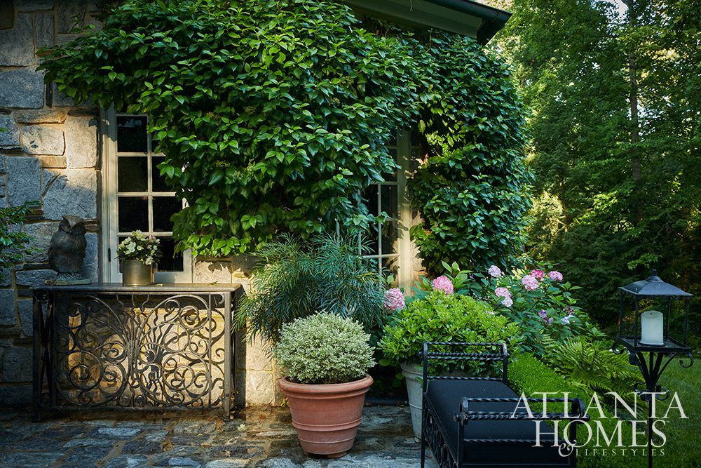 With the days getting (gloriously!) longer, sunnier and warmer, all we want to do is be outside! Now is the perfect time to get our gardens in tip top shape for summer. It’s only a few weeks away, after all. Take a peek at the stunning home and garden of Designer Jackye Lanham designed by the uber-talented Alex Smith of Alex Smith Garden Design, Ltd.