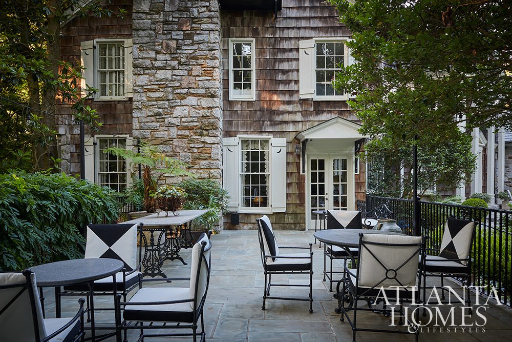 With the days getting (gloriously!) longer, sunnier and warmer, all we want to do is be outside! Now is the perfect time to get our gardens in tip top shape for summer. It’s only a few weeks away, after all. Take a peek at the stunning home and garden of Designer Jackye Lanham designed by the uber-talented Alex Smith of Alex Smith Garden Design, Ltd. 