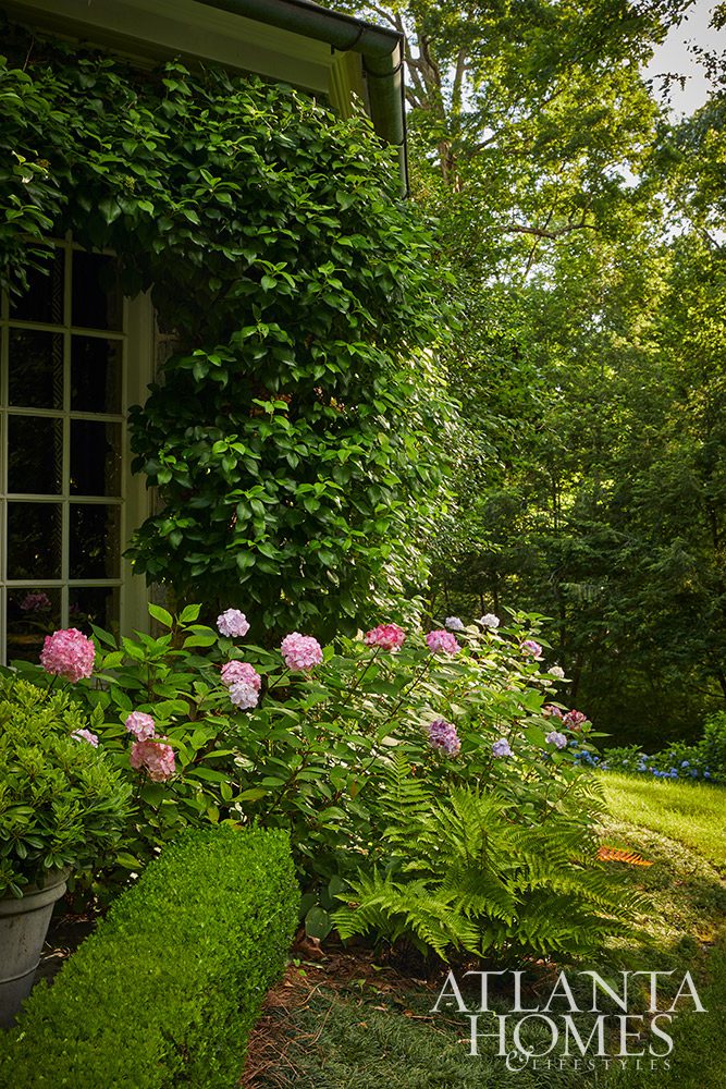 With the days getting (gloriously!) longer, sunnier and warmer, all we want to do is be outside! Now is the perfect time to get our gardens in tip top shape for summer. It’s only a few weeks away, after all. Take a peek at the stunning home and garden of Designer Jackye Lanham designed by the uber-talented Alex Smith of Alex Smith Garden Design, Ltd. 