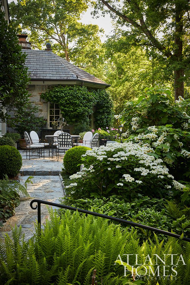 With the days getting (gloriously!) longer, sunnier and warmer, all we want to do is be outside! Now is the perfect time to get our gardens in tip top shape for summer. It’s only a few weeks away, after all. Take a peek at the stunning home and garden of Designer Jackye Lanham designed by the uber-talented Alex Smith of Alex Smith Garden Design, Ltd.