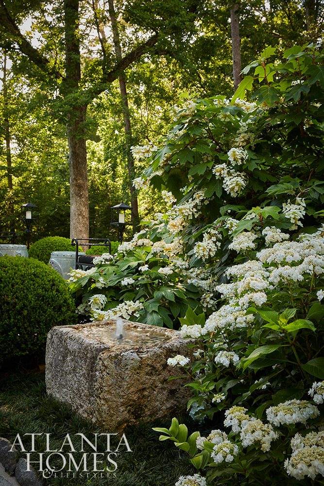 With the days getting (gloriously!) longer, sunnier and warmer, all we want to do is be outside! Now is the perfect time to get our gardens in tip top shape for summer. It’s only a few weeks away, after all. Take a peek at the stunning home and garden of Designer Jackye Lanham designed by the uber-talented Alex Smith of Alex Smith Garden Design, Ltd. Perhaps you'll find a few ideas for your own garden!