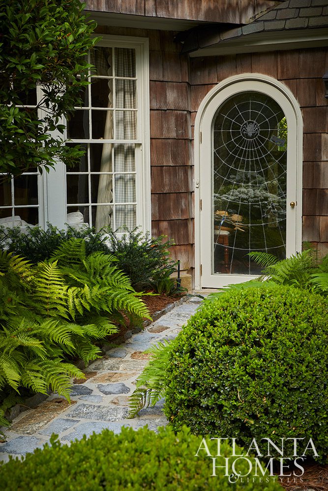 With the days getting (gloriously!) longer, sunnier and warmer, all we want to do is be outside! Now is the perfect time to get our gardens in tip top shape for summer. It’s only a few weeks away, after all. Take a peek at the stunning home and garden of Designer Jackye Lanham designed by the uber-talented Alex Smith of Alex Smith Garden Design, Ltd. Perhaps you'll find insiration for your own garden!