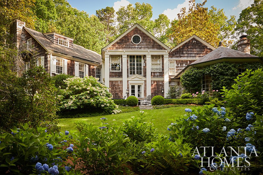 With the days getting (gloriously!) longer, sunnier and warmer, all we want to do is be outside! Now is the perfect time to get our gardens in tip top shape for summer. It’s only a few weeks away, after all. Take a peek at the stunning home and garden of Designer Jackye Lanham designed by the uber-talented Alex Smith of Alex Smith Garden Design, Ltd. Perhaps you'll inspiration for your own garden!