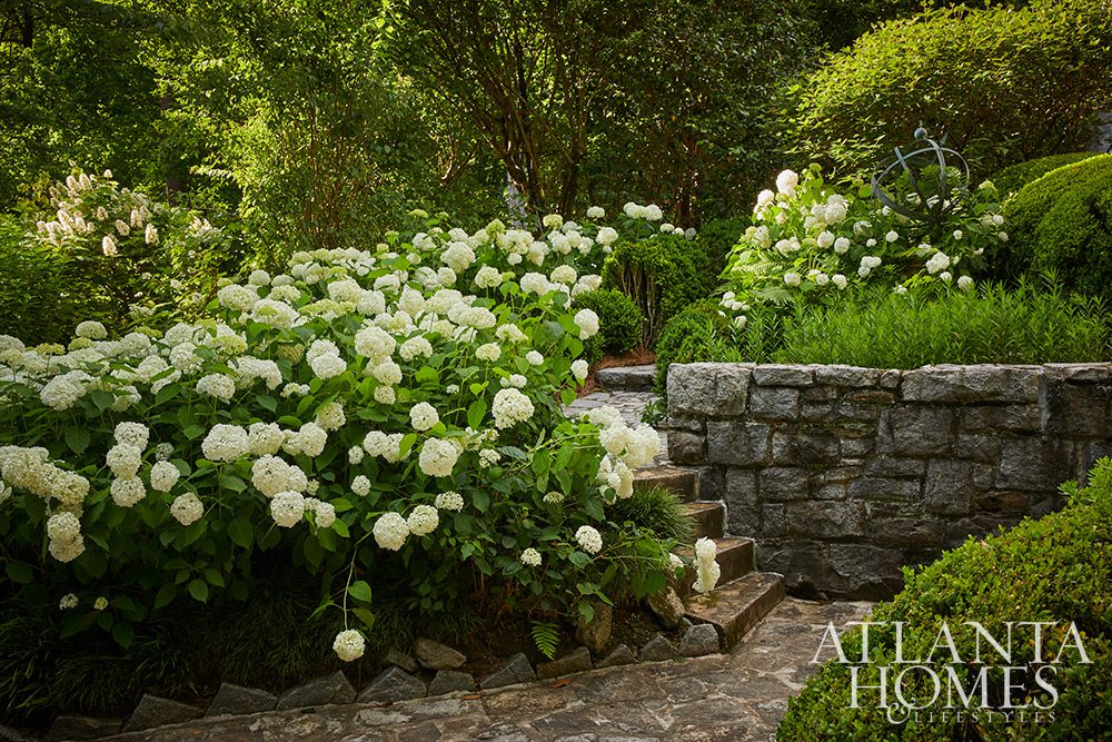 With the days getting (gloriously!) longer, sunnier and warmer, all we want to do is be outside! Now is the perfect time to get our gardens in tip top shape for summer. It’s only a few weeks away, after all. Take a peek at the stunning home and garden of Designer Jackye Lanham designed by the uber-talented Alex Smith of Alex Smith Garden Design, Ltd.