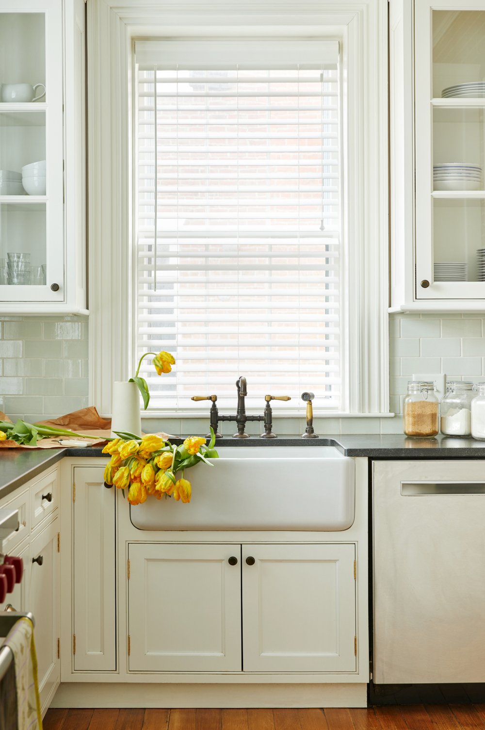 It’s almost the weekend, and we're needing a little color in our lives–and our homes! From food to flowers, art to dresses, everything is better with a splash of a favorite shade!?  Take a peek at this fabulous, and colorful home design by the talented Colleen Simmonds, and we think you’ll agree.