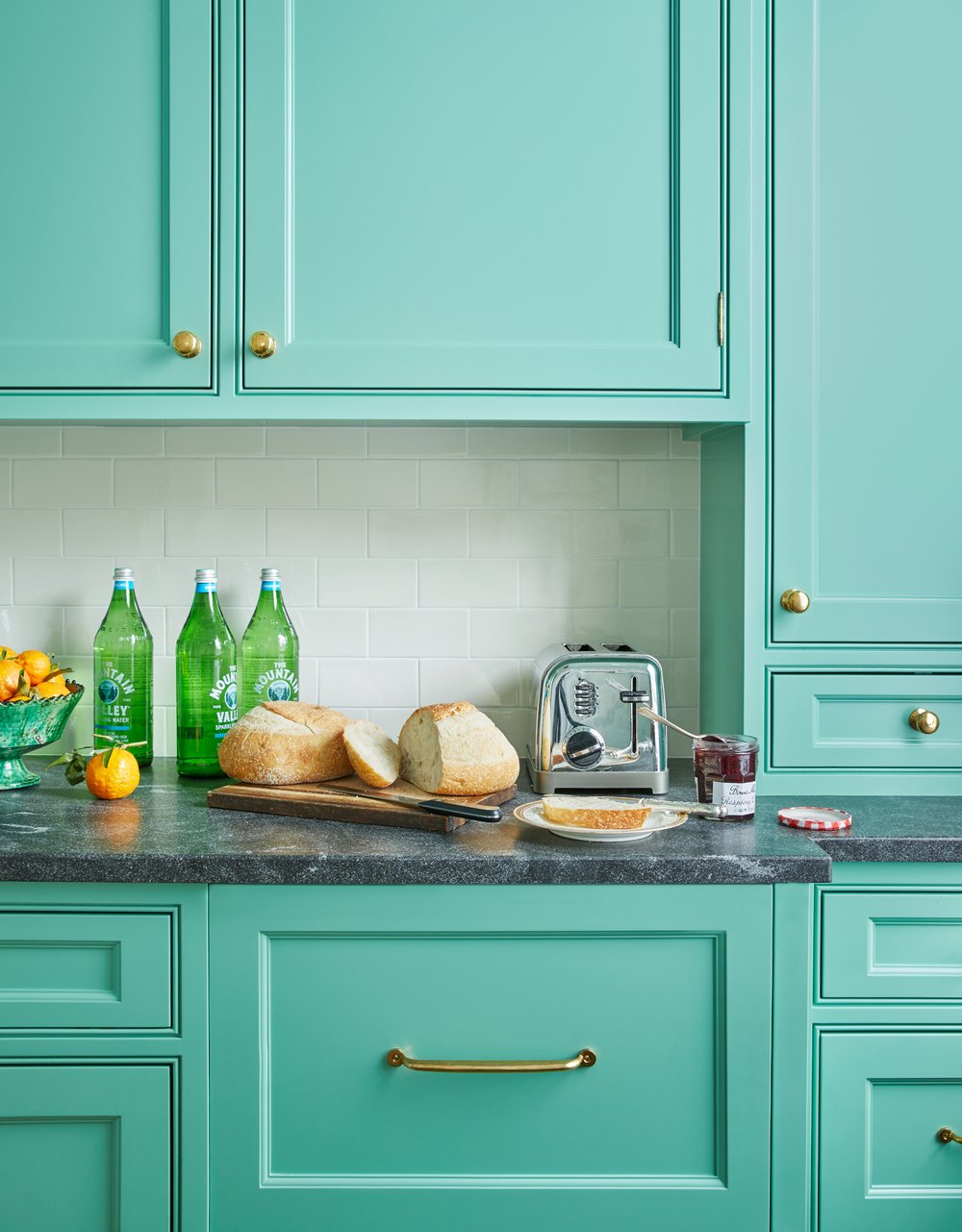 It’s almost the weekend, and we're needing a little color in our lives–and our homes! From food to flowers, art to dresses, everything is better with a splash of a favorite shade!?  Take a peek at this fabulous, and colorful home design by the talented Colleen Simmonds, and we think you’ll agree.